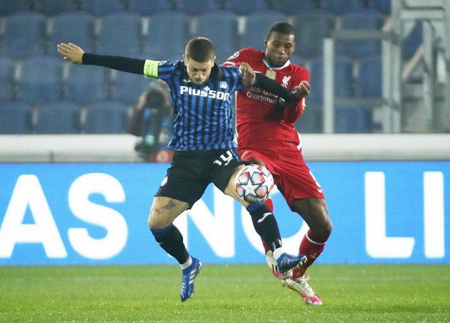 In the duel Georginio Wijnaldum (right) from Liverpool and Alejandro Gómez from Atalanta Bergamo. 