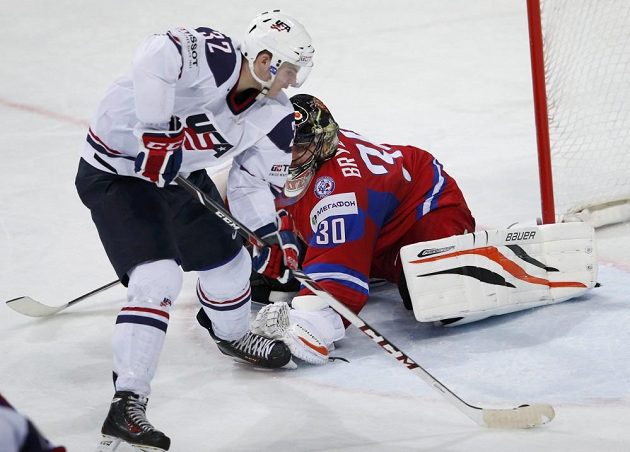 Alex Galchenyuk střílí čtvrtý gól amerického výběru, ruský brankář Ilja Bryzgalov pak raději odjel na střídačku.
