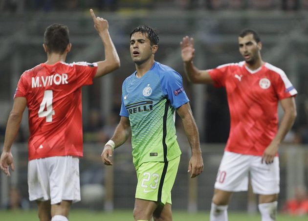 Hráči izraelského týmu slaví vstřelený gól, zatímco útočník Nerazzurri Éder nechápe.