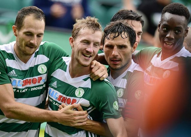 Hráči Bohemians gratulují autorovi třetí branky v utkání proti Mladé Boleslavi Petru Hronkovi (druhý zleva).