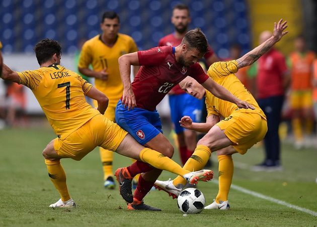 Filip Novák v obležení dvou australských hráčů Matthewa Leckieho (vlevo) a Aarona Mooye.