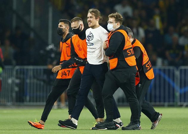 Výtržník na trávníku během zápasu Ligy mistrů mezi Young Boys a Manchesterem Unite.