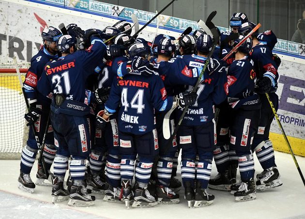 Liberečtí hráči se radují z vítězství a postupu do finále extraligy. Tam se utkají s hokejisty Komety Brno.