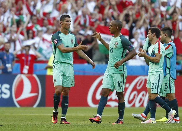 Cristiano Ronaldo a Joao Mário (10) z Portugalska krátce po remíze 3:3 s Maďarskem.
