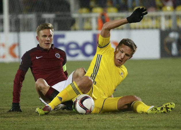 Sparťan Bořek Dočkal (vlevo) v souboji vsedě s Aleksandrem Bucharovem z Rostova.