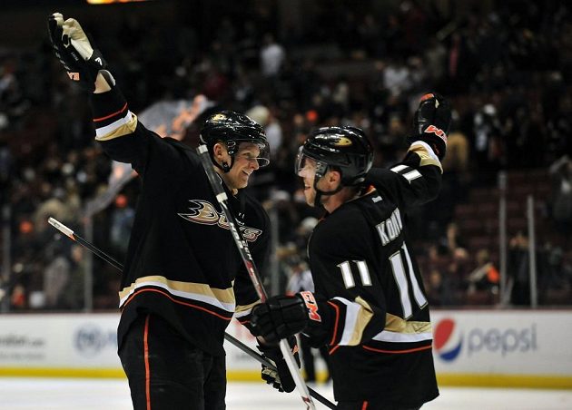 Útočníci Anaheimu Corey Perry (vlevo) a Saku Koivu slaví gól proti New Yorku Islanders.