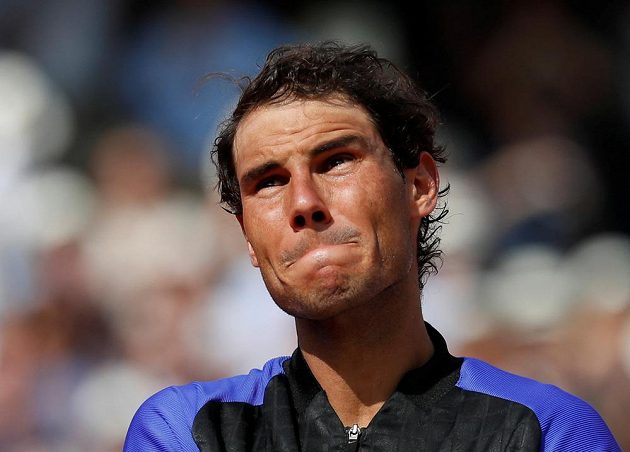 Dojatý Rafael Nadal během slavnostního ceremoniálu po svém triumfu na letošním French Open.