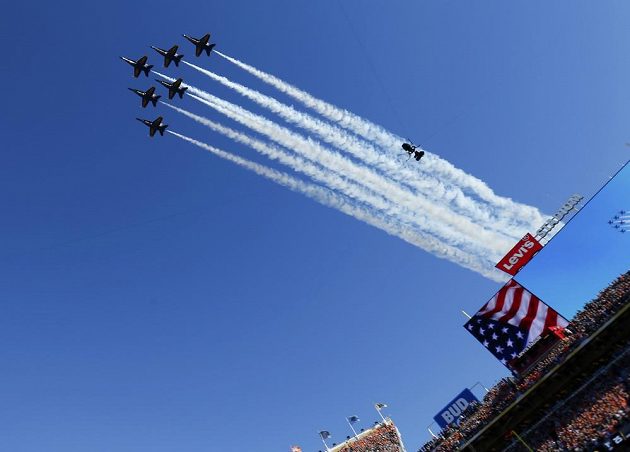 I letadla americké armády patřila k ceremoniálu před bojem o Super Bowl mezi Carolinou a Denverem v Santa Claře.