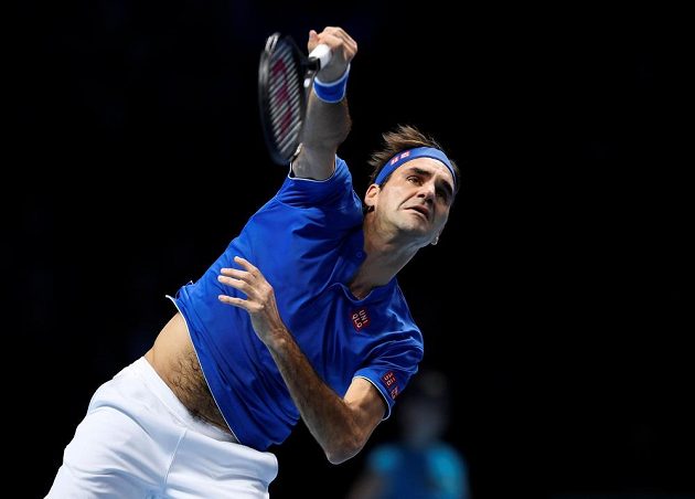 Hvězdný Roger Federer ze Švýcarska v akci během semifinále tenisového Turnaje mistrů.