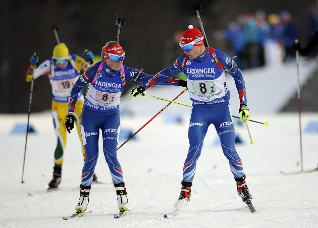 Česká dvojice Eva Puskarčíková a Michal Krčmář při předávce v závodě smíšených dvojic na SP v Novém Městě na Moravě.