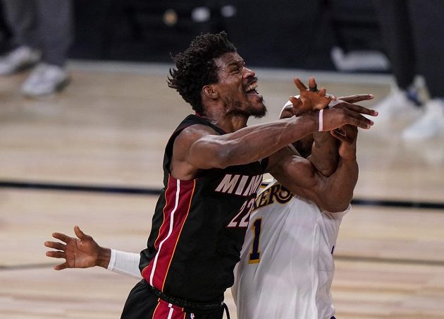 Jeden z nejlepších výkonů v historii finálových bojů NBA v podání Jimmyho Butlera zajistil basketbalistům Miami vítězství nad Los Angeles Lakers.