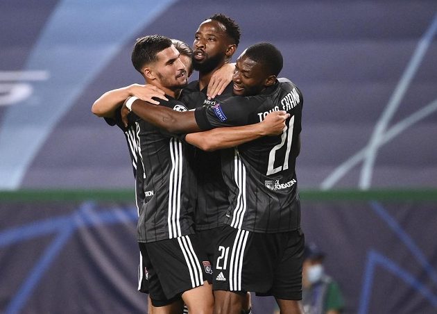 Radost fotbalistů Lyonu, kteří ve čtvrfinále Ligy mistrů vyřadili Manchester City.