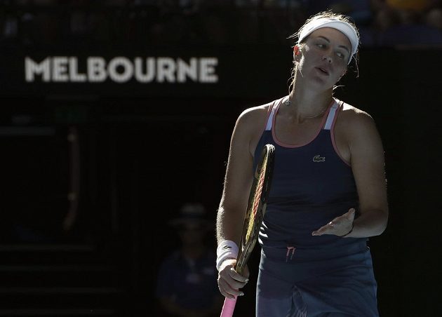 Ruská tenistka Anastasia Pavljučenkovová a její gesto zmaru během čtvrtfinále Australian Open.