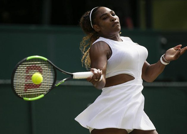Americká tenistka Serena Williamsová returnuje během semifinále Wimbledou. V úvodu první sady byla takřka bezchybná.
