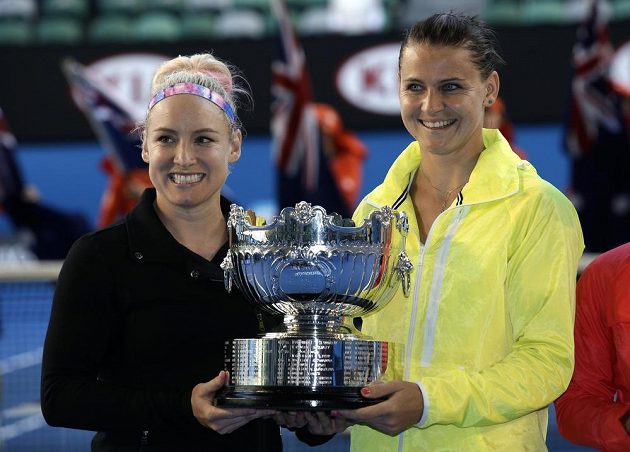 Česká tenistka Lucie Šafářová (vpravo) a Američanka Bethanie Matteková-Sandsová s pohárem pro vítězky čtyřhry na Australian Open.