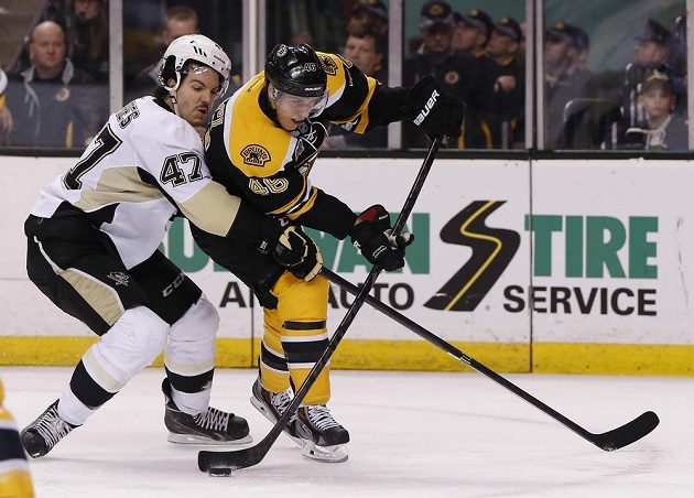 Český forvard David Krejčí (vpravo) z Bostonu bojuje o puk s obráncem Pittsburghu Simonem Despresem.