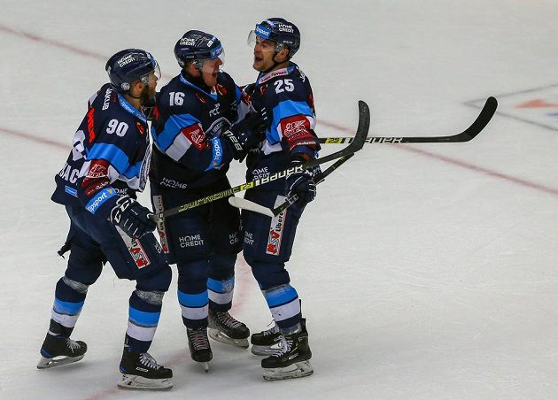 Liberečtí hokejisté (zleva) Tyler Redenbach, Marek Kvapil a střelec branky Radan Lenc se radují z úvodního gólu čtvrtého extraligového finále.