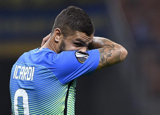 Zklamaná hvězda Interu Milán Mauro Icardi po šokující porážce v Evropské lize.
