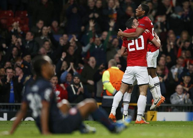 Záložník Manchesteru United Antonio Valencia (vpravo) se raduje společně se střelcem Robinem van Persiem z gólu proti Olympiakosu.
