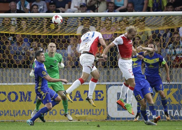 Slávista Milan Škoda (třetí zleva) střílí vyrovnávací gól na 1:1 v odvetě 3. předkola Ligy mistrů v Borisově.