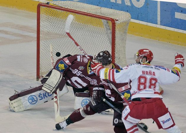 Třinecký Erik Hrňa střílí druhý gól brankáři Filipovi Novotnému, sparťanský obránce Jan Piskáček už pohromě nezabránil.