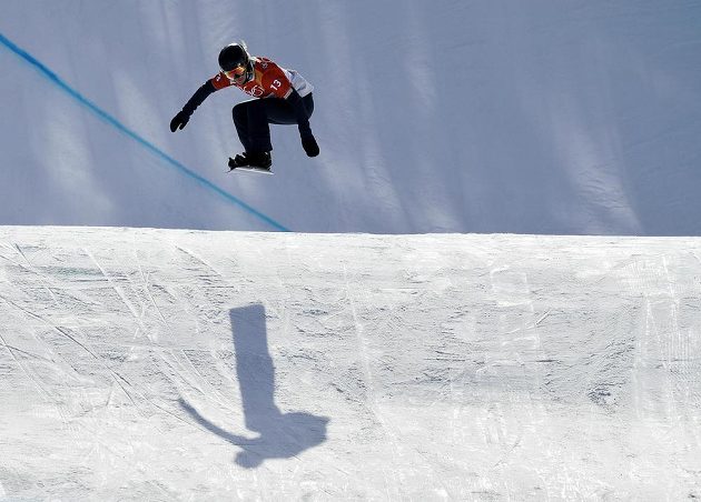 Jedna z favoritek Lindsey Jacobellisová z USA na trati kvalifikace snowboardkrosařek.