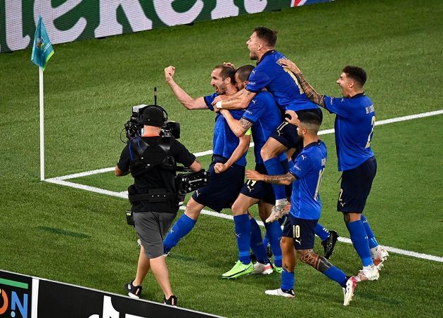 Italian footballers rejoice at the goal against Switzerland, which the referee did not recognize.