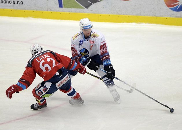 Pardubický hokejista Martin Látal se snaží rozhodit kladenského Brendona Nashe.