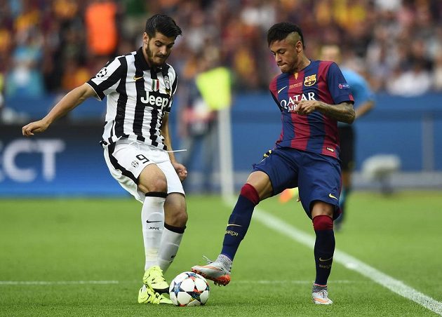 Útočník Juventusu Álvaro Morata (vlevo) v souboji s Neymarem z Barcelony ve finále Ligy mistrů.
