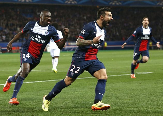 Útočník Paris St.Germain Ezequiel Lavezzi (uprostřed) se raduje z gólu v utkání Ligy mistrů proti Chelsea.