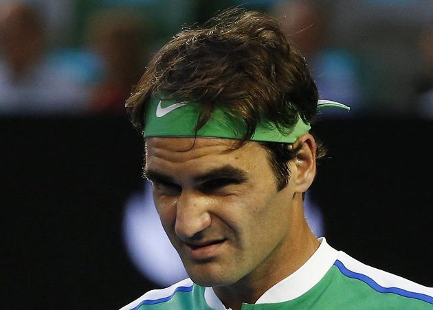 Švýcar Roger Federer při semifinále Australian Open se Srbem Novakem Djokovičem.