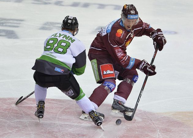 Oscar Flynn z Mladé Boleslavi a sparťan Erik De La Rose v souboji během utkání hokejové extraligy.