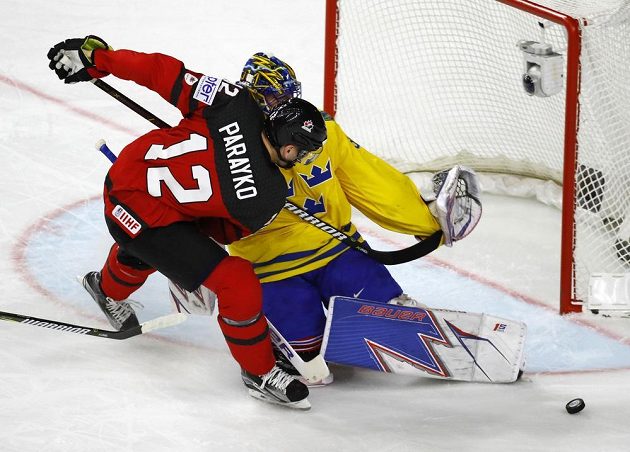 Švédský gólman Henrik Lundqvist maří šanci Coltona Parayka z Kanady ve finále MS.