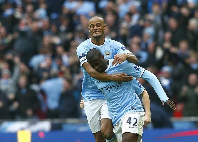Yaya Touré (42) a Vincent Kompany si užívají radost z branky Manchesteru City v boji o anglický Ligový pohár se Sunderlandem.