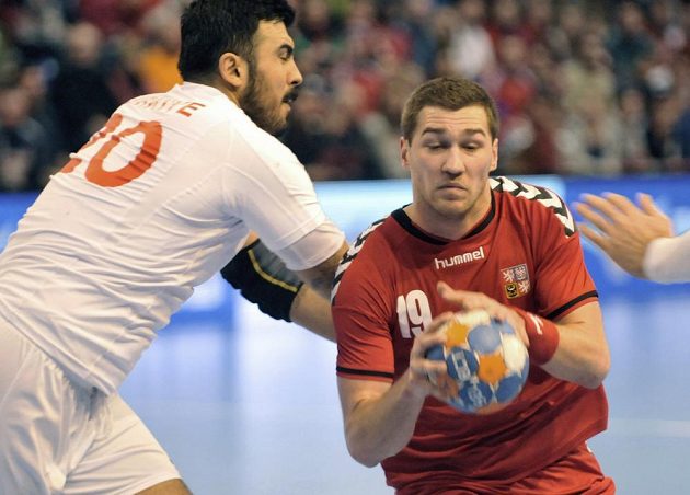 Turecký házenkář Tolga Özbahar (vlevo) a Tomáš Babák z Česka během kvalifikačního duelu o postup na MS.
