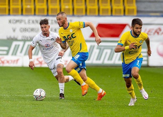 Milan Petržela ze Slovácka, Pavel Moulis z Teplic a Patrik Žitný z Teplic během utkání nejvyšší soutěže.