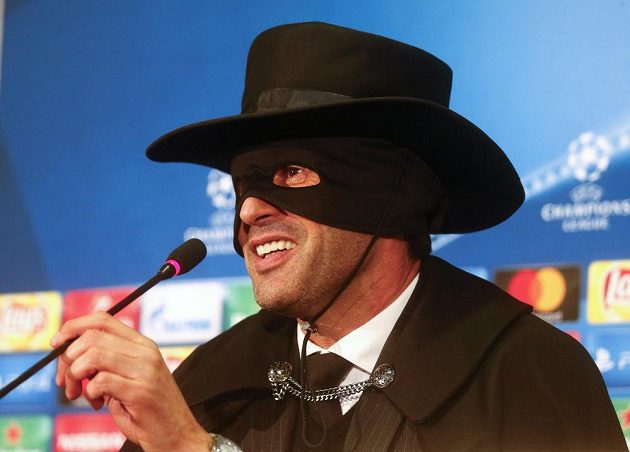 Trenér Šachtaru Paulo Fonseca,v masce Zorra po vítězství nad Manchesterem City.