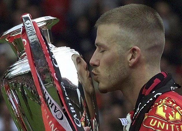 David Beckham sbíral trofeje s Manchesterem United. Na snímku líbá pohár pro vítěze Premier League v květnu 2001.