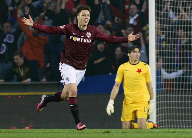 Václav Kadlec ze Sparty se raduje ze své branky proti Slavii. V pozadí gólman červenobílých Kamil Čontofalský.