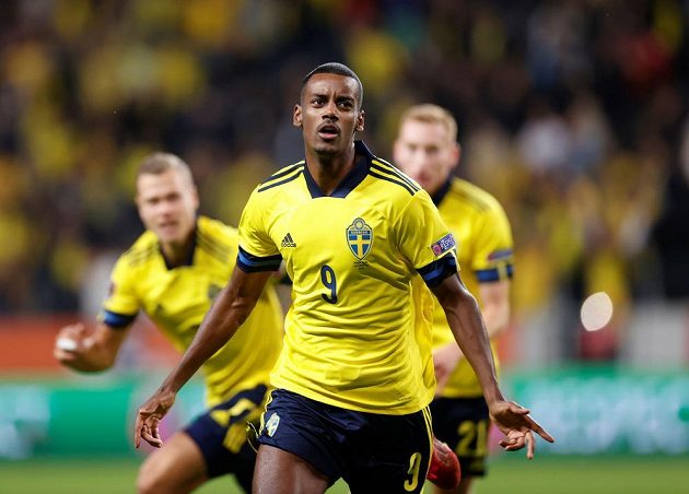 Švédský fotbalista Alexander Isak slaví gól ve španělské síti v utkání kvalifikace MS 2022.