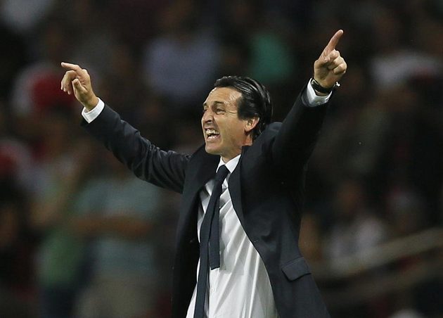 Unai Emery, nový kouč fotbalistů Paris St. Germain, gestikuluje v utkání s Arsenalem.