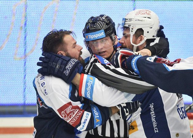 Zleva Milan Gulaš z Plzně a brněnský útočník Leoš Čermák ve druhém semifinále.