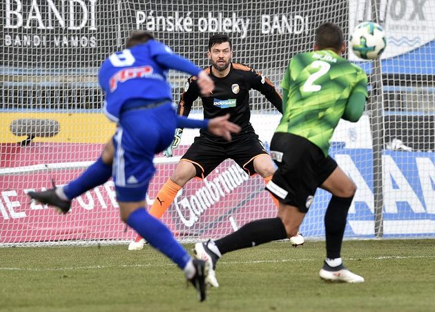 Olomoucký David Houska pálí na branku Viktorie Plzeň, kterou hájil v utkání 17. kola Matúš Kozáčik. Situaci se snaží střelci zkomplikovat plzeňský Lukáš Hejda. Duel skončil nerozhodně 0:0.