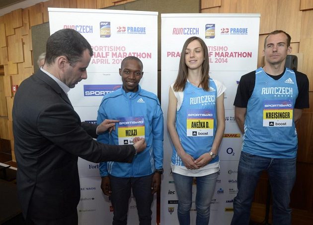 Esa sobotního Pražského půlmaratónu: zleva Jihoafričan Gladwin Mzazi a čeští vytrvalci Anežka Drahotová a Jan Kreisinger.