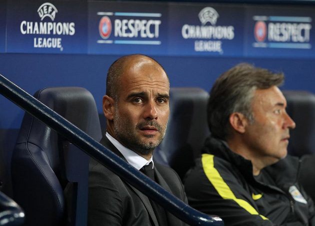 Pep Guardiola na lavičce Manchesteru City při utkání s Borussií Mönchengladbach.