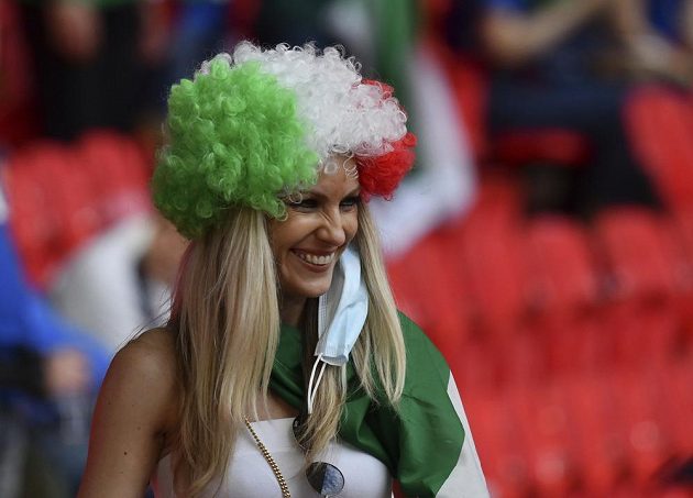 Italská fanynka se směje před osmifinále EURO, v němž je soupeřem Itálie tým Rakouska.