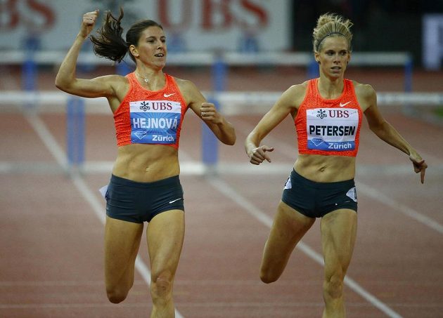 Zuzana Hejnová (vlevo) vítězí v závodě na 400 metrů překážek na Diamantové lize v Curychu.