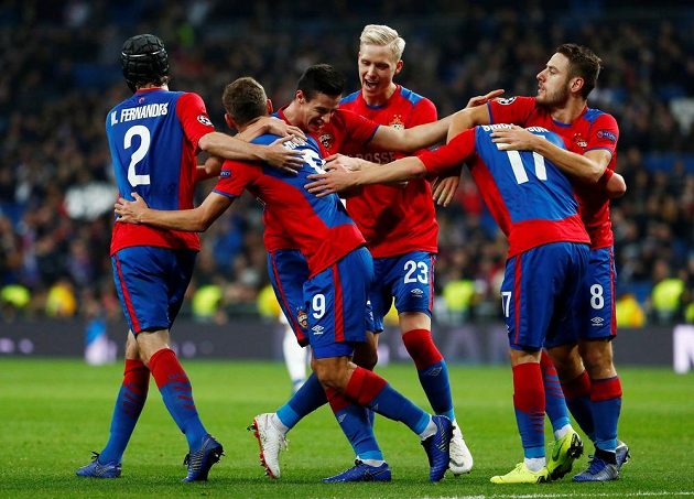 Hráči CSKA Moskva oslavují gól na stadiónu Realu Madrid.