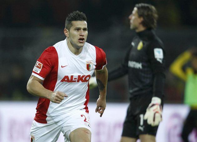 Záložník Augsburgu Raúl Bobadilla slaví gól na hřišti Borussie Dortmund v utkání 19. kola bundesligy.