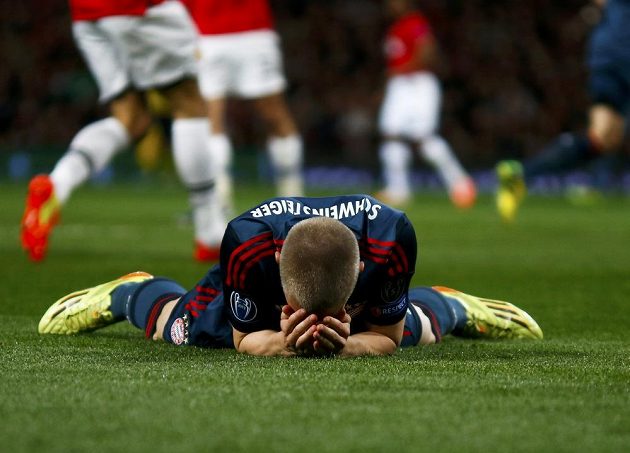 Opora Bayernu Mnichov Bastian Schweinsteiger na trávníku v utkání proti Manchesteru United.
